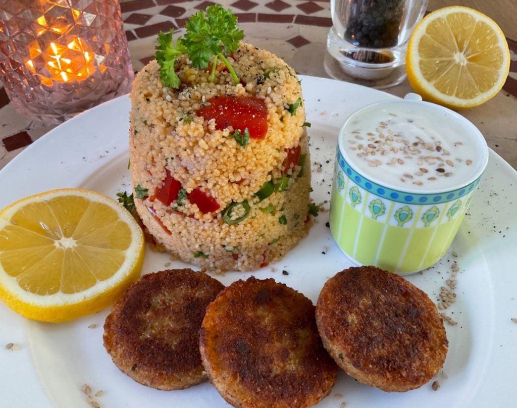 Couscous-Salat mit Tahini-Joghurtsoße und Falafel – Iss bunt – Foodblog