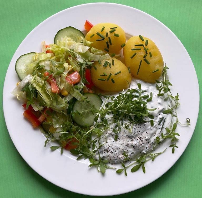 Pellkartoffeln mit Kräuterquark und Salat – Iss bunt – Ernährungsberatung