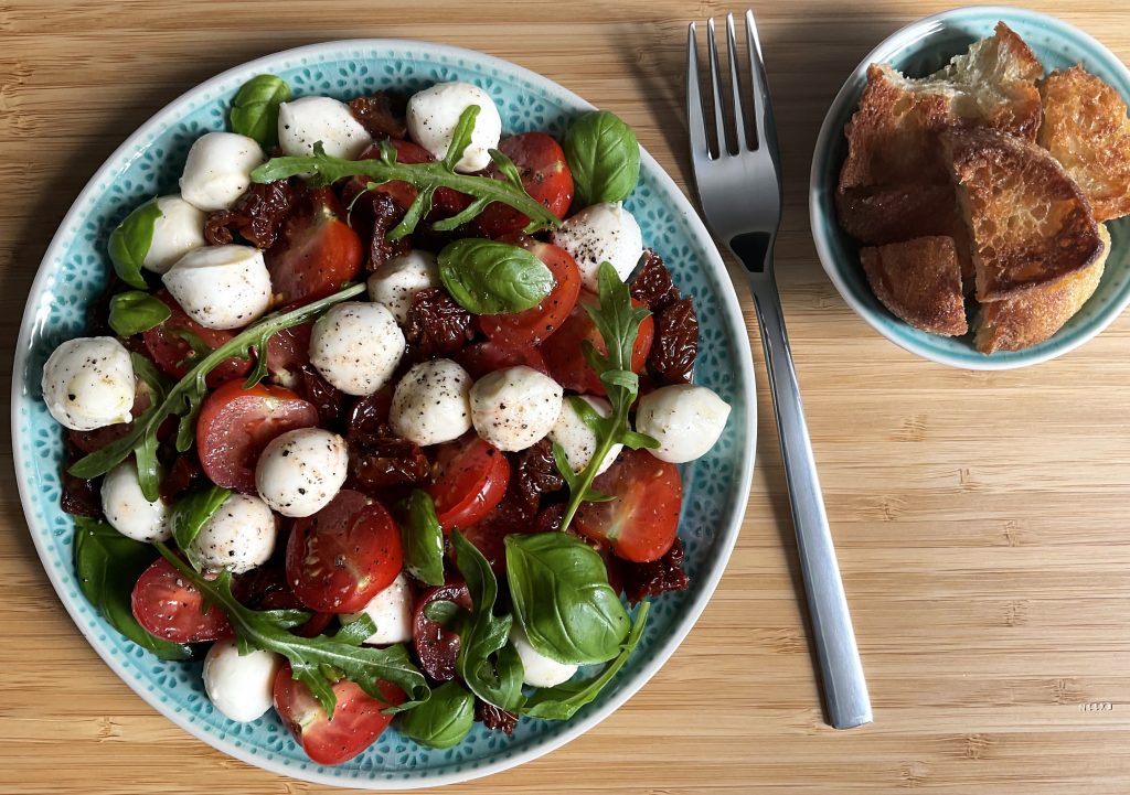 Tomaten-Mozzarella-Salat „Bella Italia“ – Iss bunt – Foodblog Tomaten-Mozzarella-Salat „Bella Italia“ – Iss bunt – Foodblog