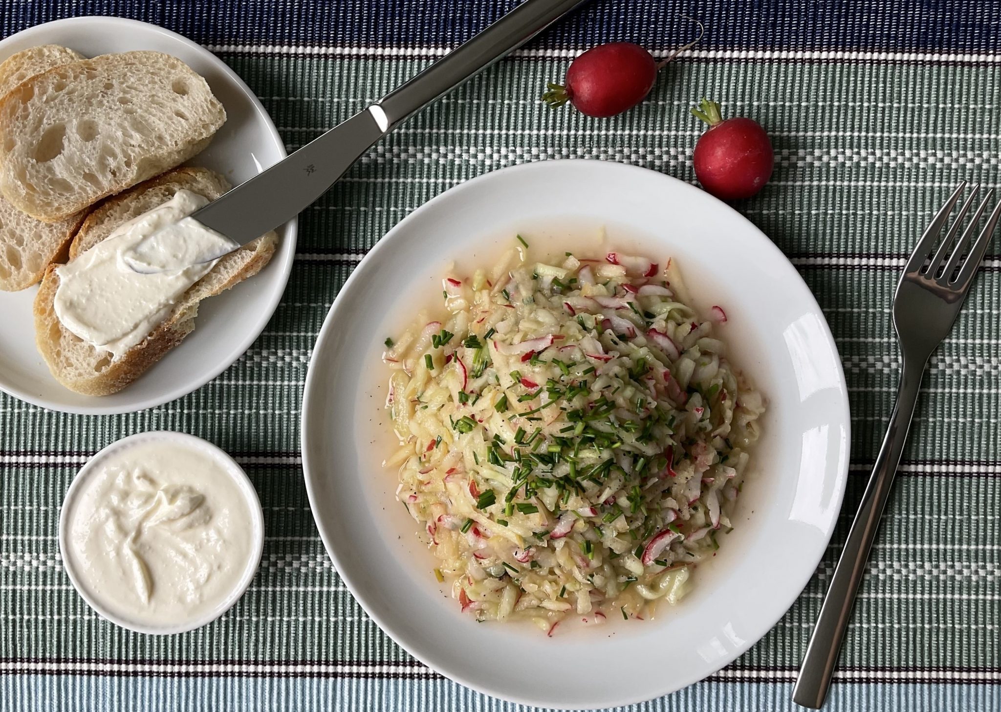 Gurken-Apfel-Radieschen-Salat &amp; Brot mit Meerrettich-Aufstrich – Iss ...